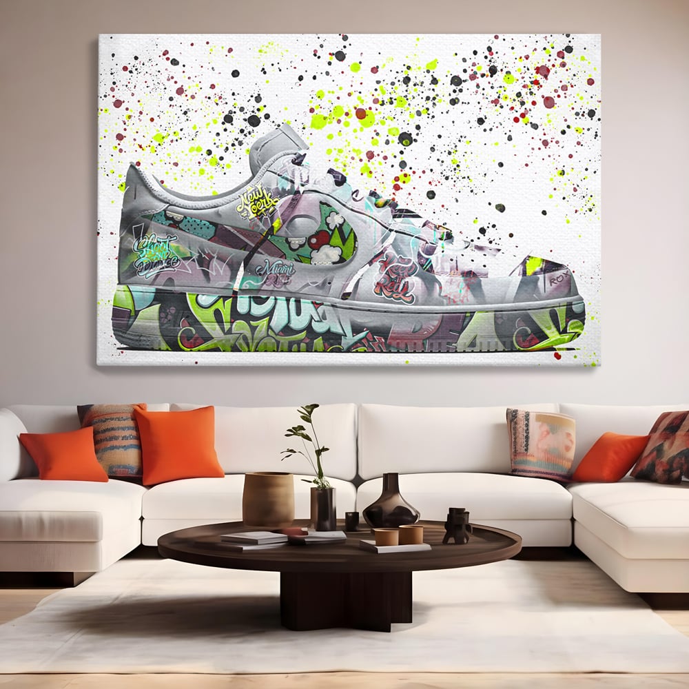Tablou canvas cu tablou canvas cu adidasi graffiti, fara rama, pe sasiu de lemn, pe perete intr-un living